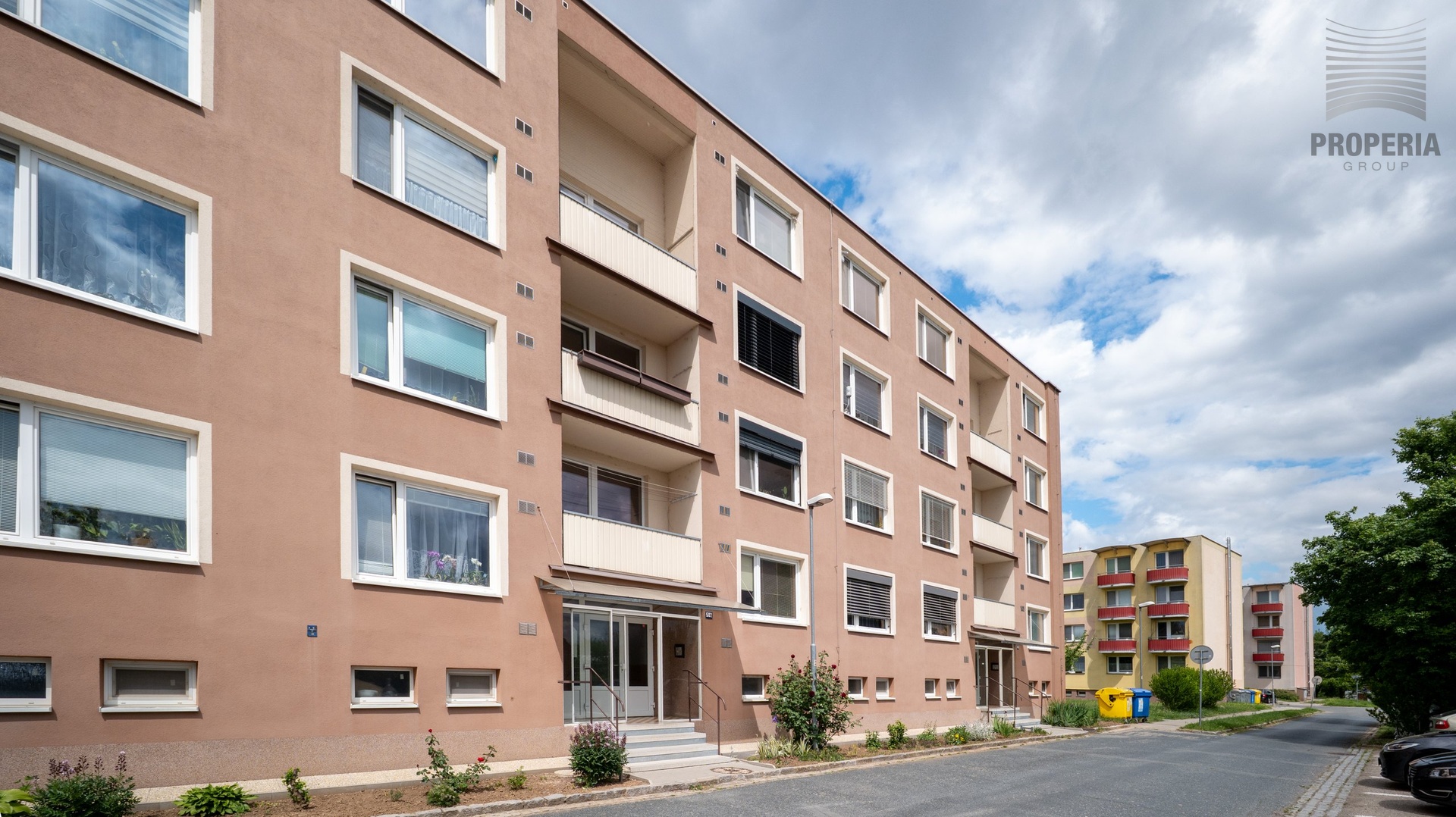 Prodej bytu v OV 3+1, ul. Sídliště, Hrušovany u Brna (okr. Brno-Venkov), 2x zasklená lodžie, určen k celkové rekonstrukci, dům po revitalizaci