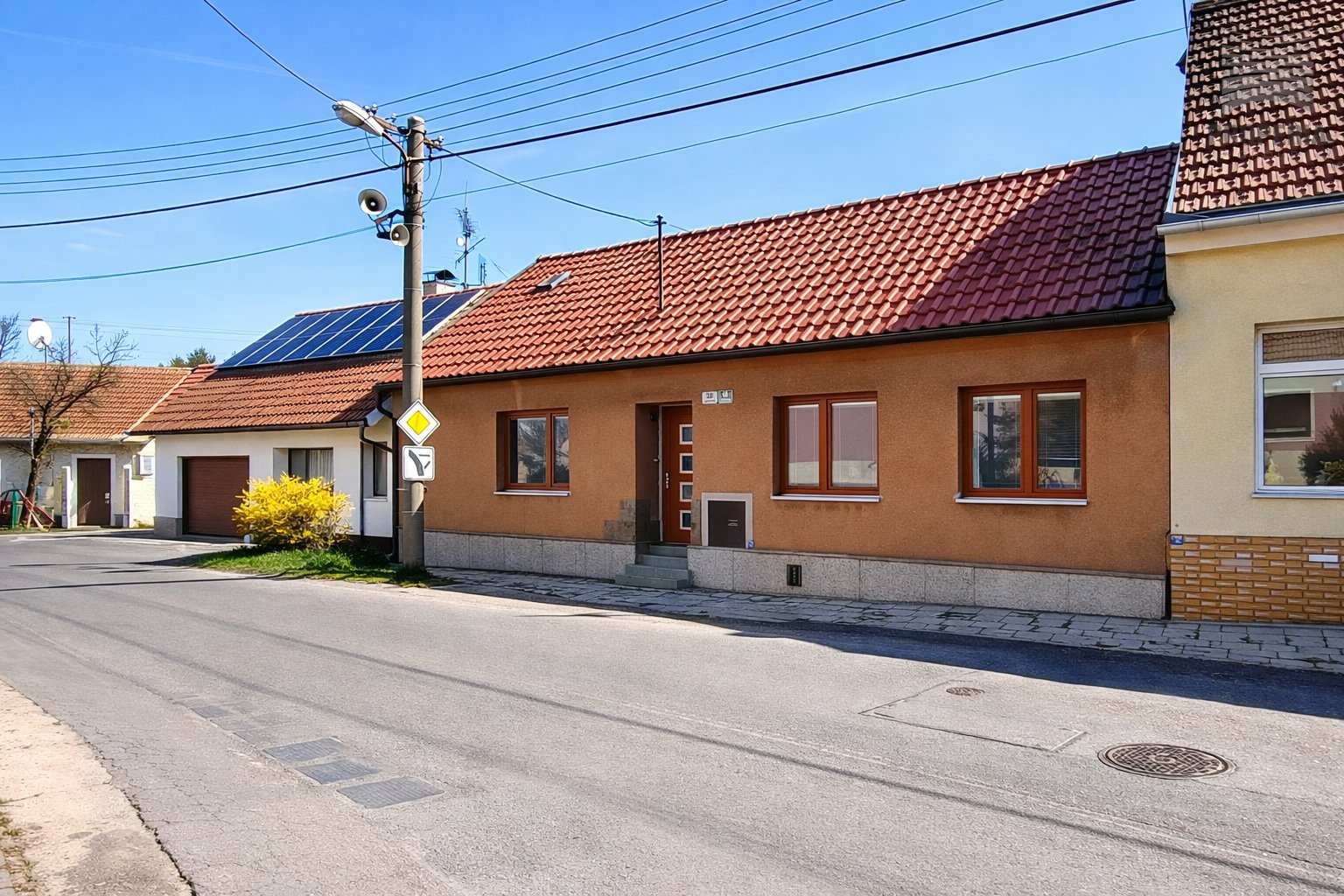 Rodinný dům 3+kk, zahrada, dvůr, dílna a půda k vestavbě, Brno-Soběšice