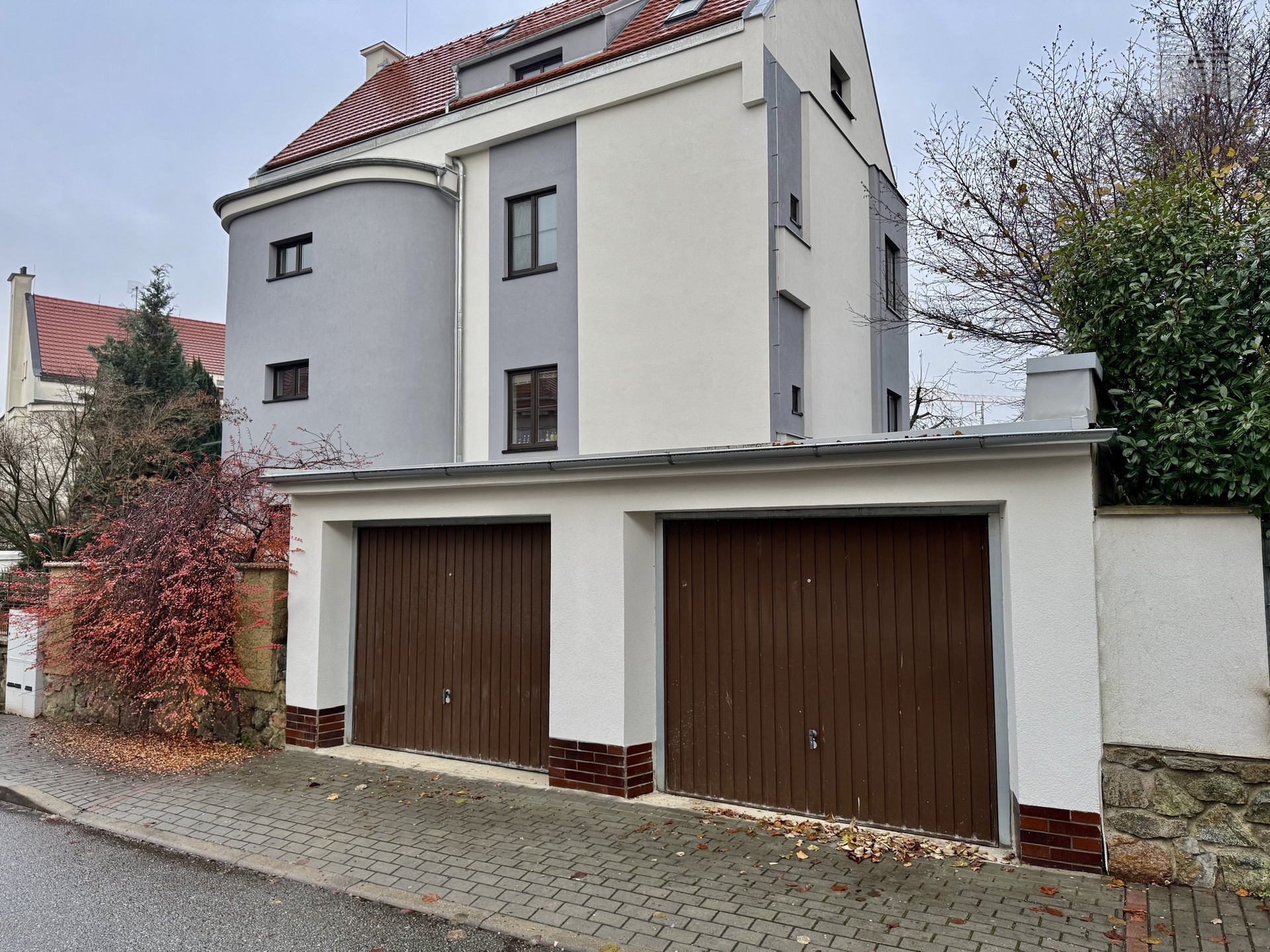 Pronájem garáže na ulici Mahenova, Brno - Stránice, CP 16 m<sup>2</sup>, wallbox 11 kW, el. pohon vrat na DO