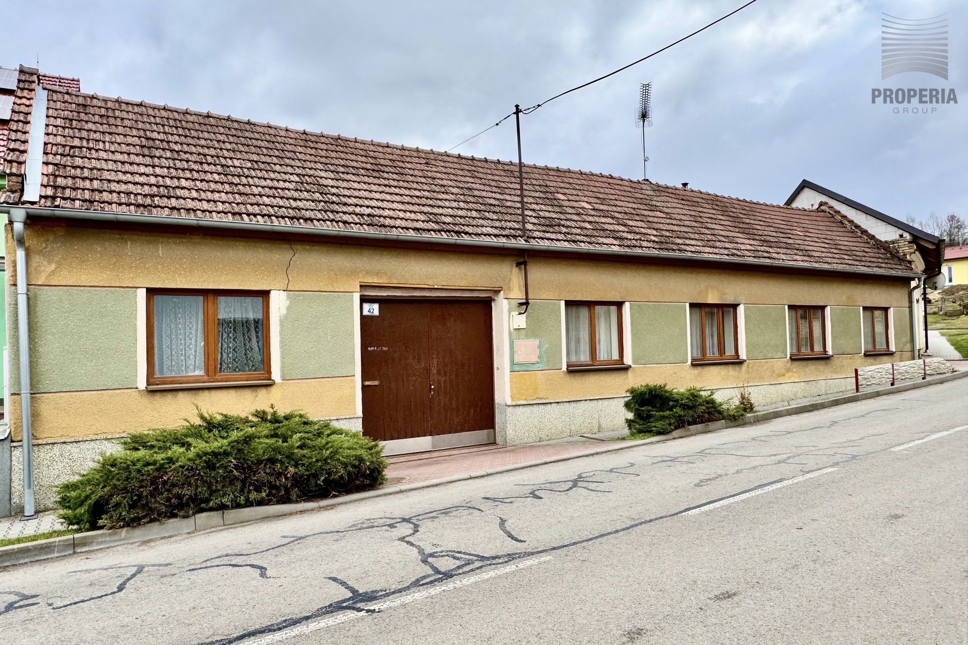 Prodej rodinný dům 4+kk, určený ke kompletní rekonstrukci v obci Uhřice okr. Vyškov. Užitná plocha 140 m², pozemek 1 563 m²