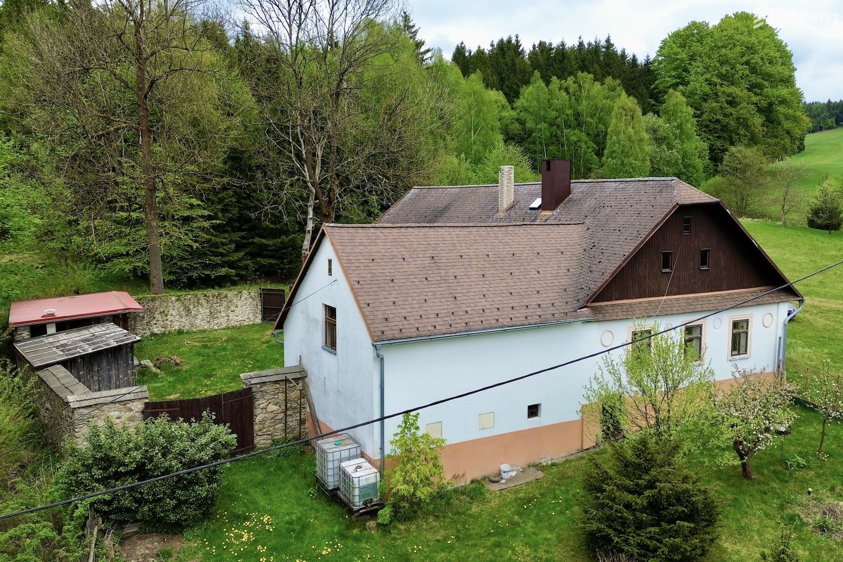 Prodej malebného stavení včetně stodoly a soukromého lesa, Sněžné - Podlesí, Vysočina